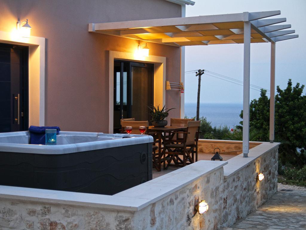 Appartamenti Deluxe con Vista Mare e Vasca Idromassaggio Privata all'Aperto